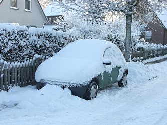 Eingeschneites Auto